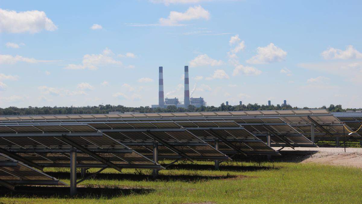 Twin red-and-white smoke stacks, a fixture at the Manatee FPL plant in Parrish since the 1970s, are expected to become a thing of the past in 2022 after the world’s largest battery is pressed into service to capture power generated by FPL’s nearby solar field.