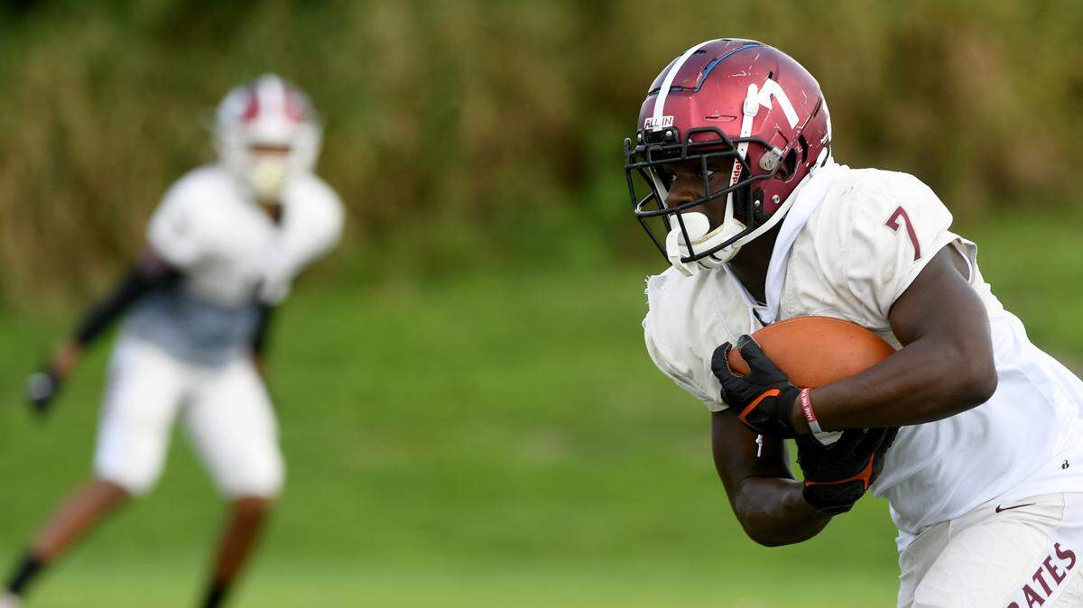 Trayvon Pinder, junior running back at Braden River High in practice Tuesday, Sept. 13, 2022.