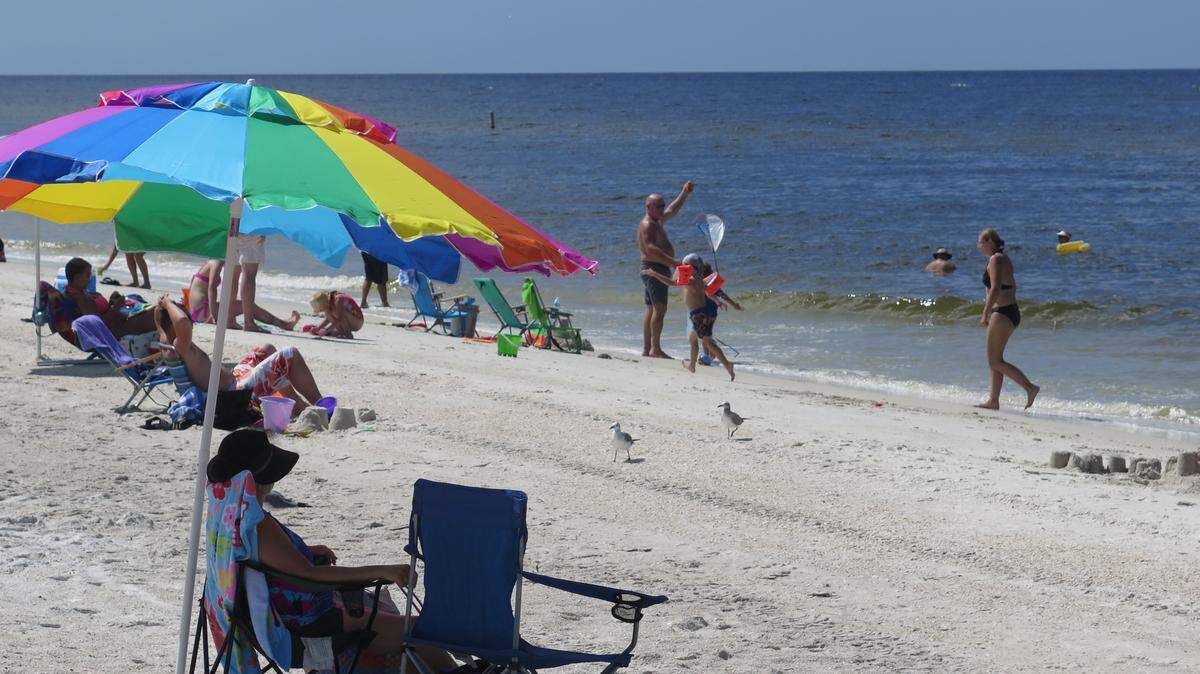 Following reports of a lower concentration of the toxic red tide algae bloom in Manatee County waters, visitors flocked to Anna Maria Island beaches Saturday afternoon. Local businesses say the influx hasn’t translated to the increased income they were hoping for during the Labor Day weekend, though.