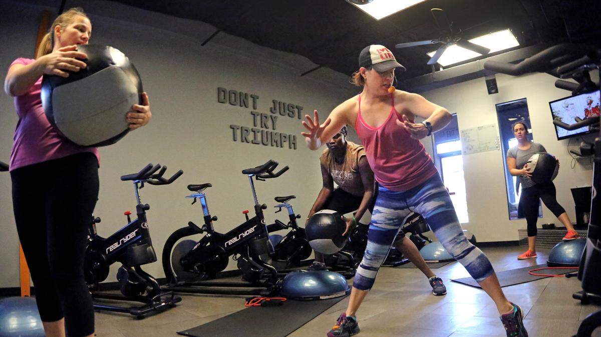 Molly Setnick, right, leading a workout at her studio, Crowbar Cardio, says fun is a motivator, but people still need to make a commitment to exercise. Photos by Louis DeLuca/Dallas Morning News/TNS