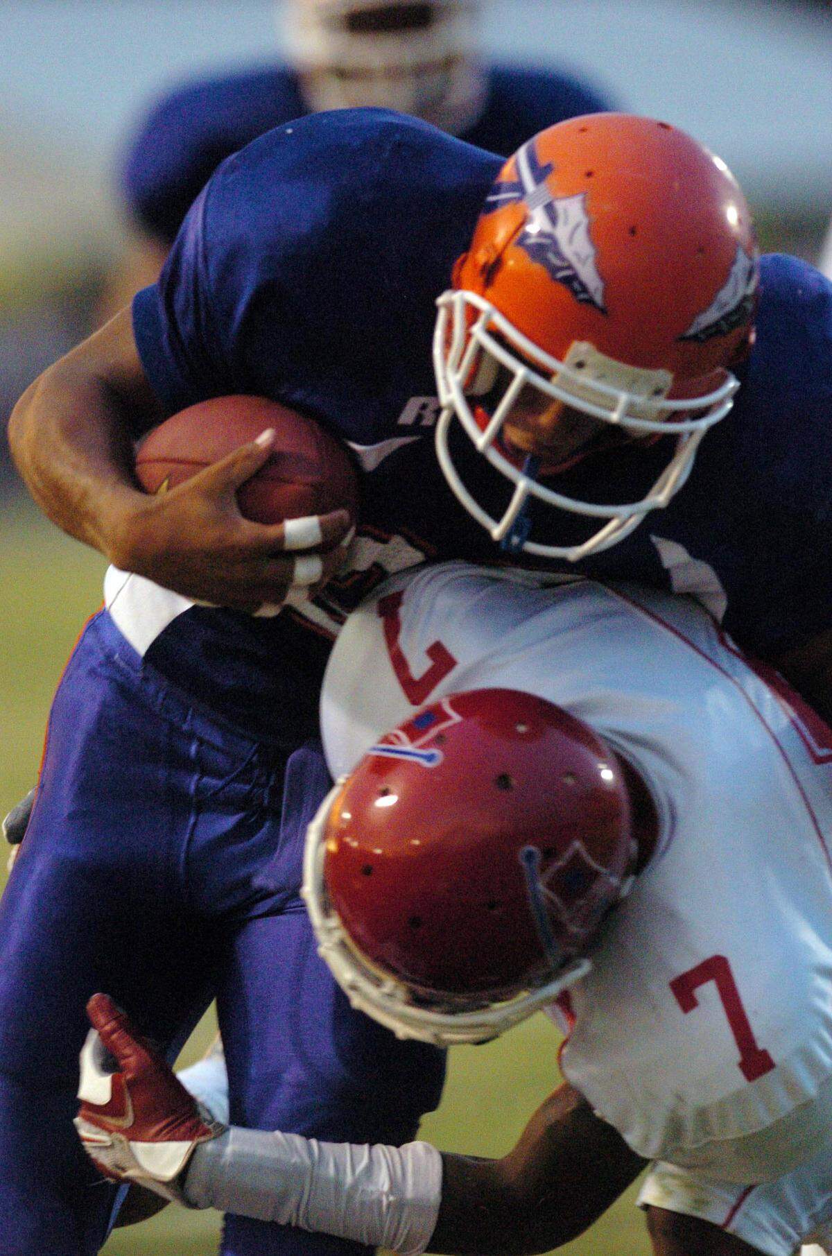 Southeast #20 Henry Sailes in for a touchdown, Manatee defender Jerome Miller trys to make the tackle in Friday’s game. Photo Jefferies 8-25-06