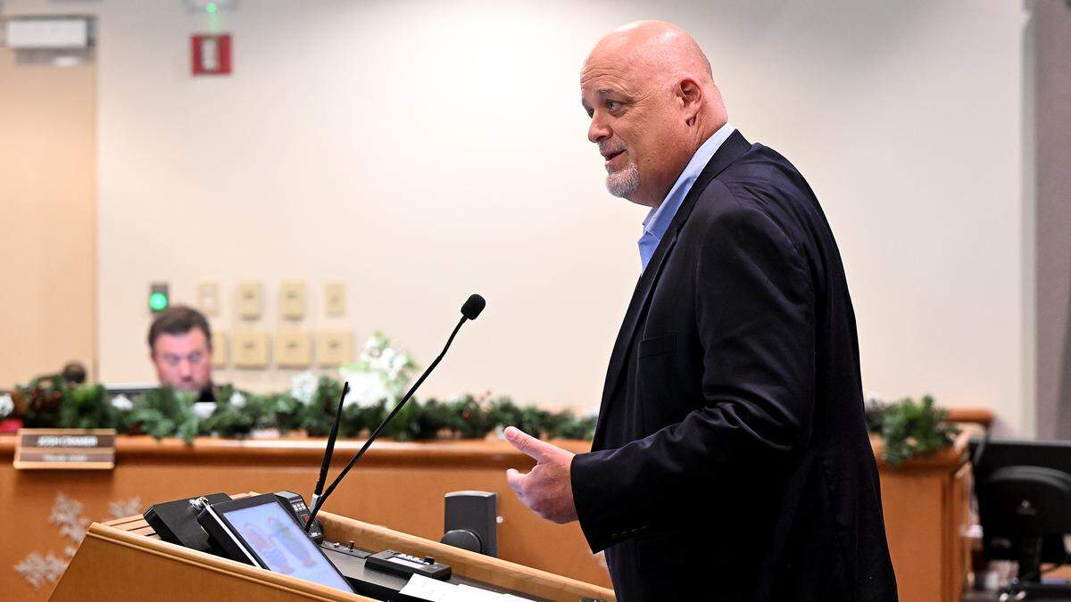 The Community Redevelopment Agency’s Jeff Burton talks about the purchase of the Bradenton Shuffleboard Club during the Bradenton City Council meeting on Dec. 10, 2025.