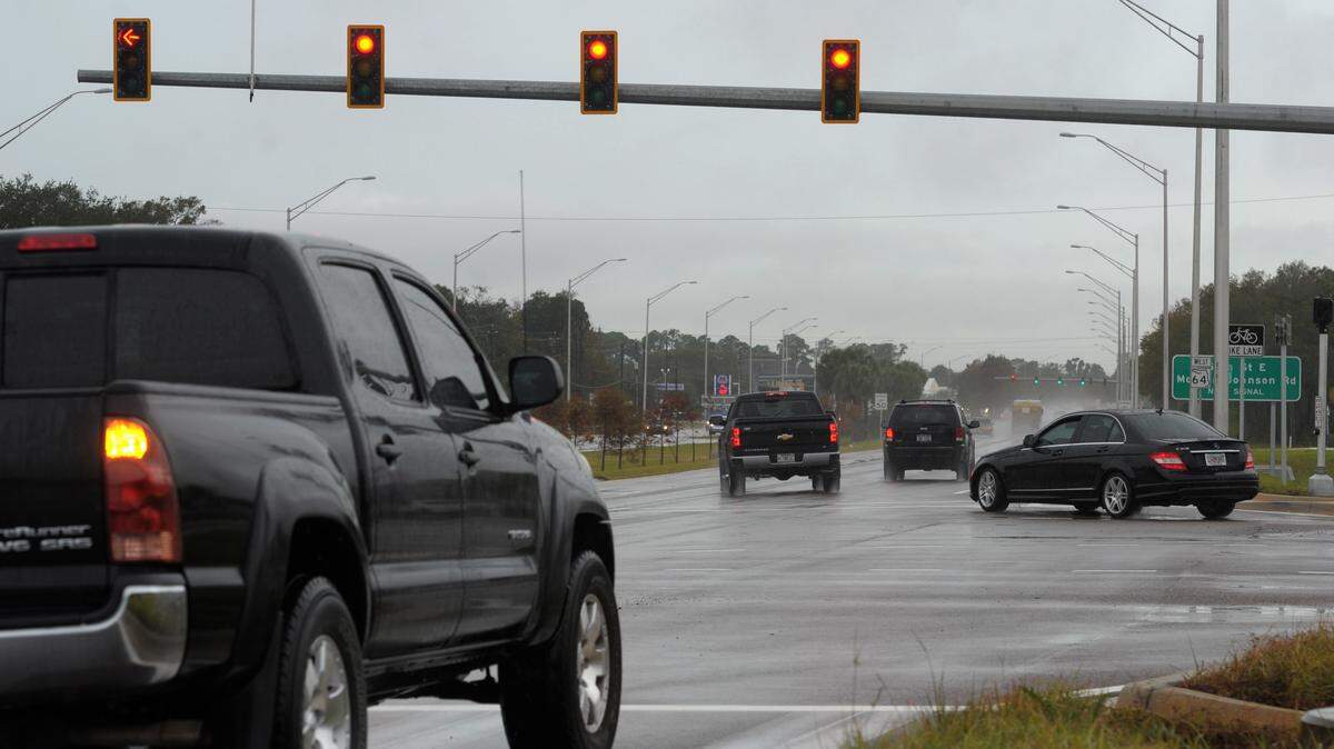 Manatee County is responsible for the operation and maintenance of the traffic signal at State Road 64 and 60th Street Court East in addition to other signals on state highways in the county yet the county is not reimbursed the full amount it costs to maintain these signals.GRANT JEFFERIES/Bradenton Herald