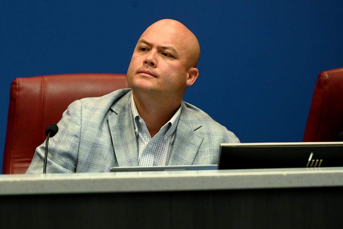 El comisionado Jason Bearden durante la reunión de la Junta de Comisionados del 25 de abril de 2023.