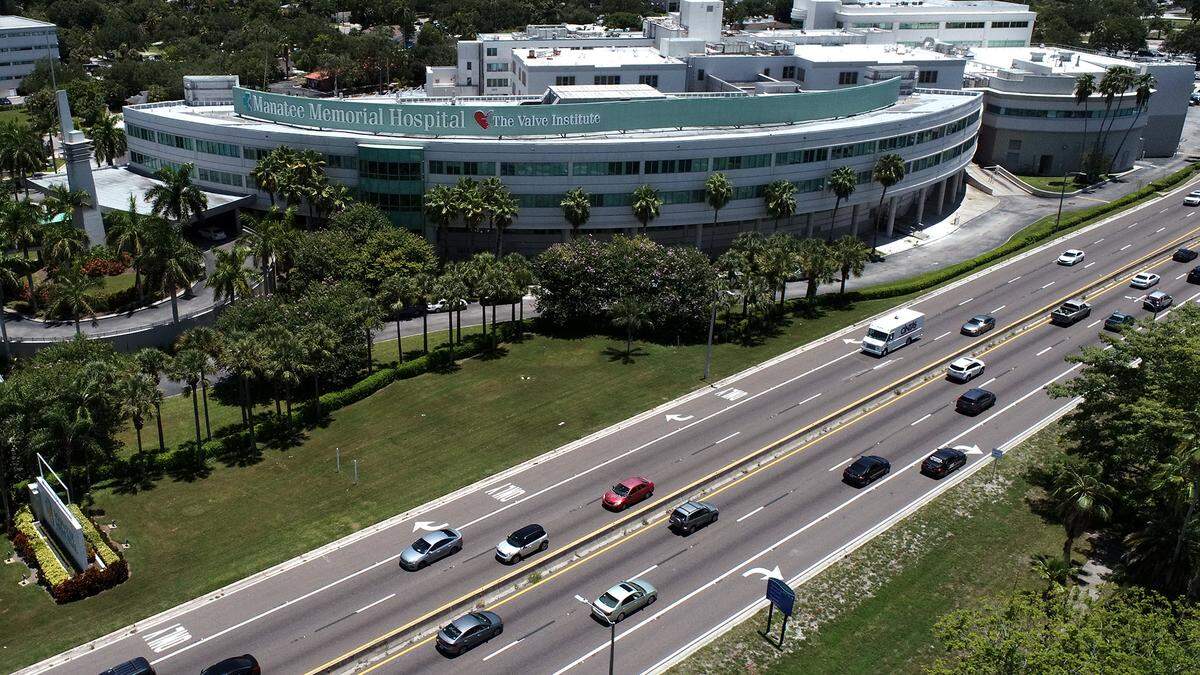 A Sarasota man was arrested and charged with DUI with property damage after allegedly hitting 11 parked cars at Manatee Memorial Hospital’s parking lot.