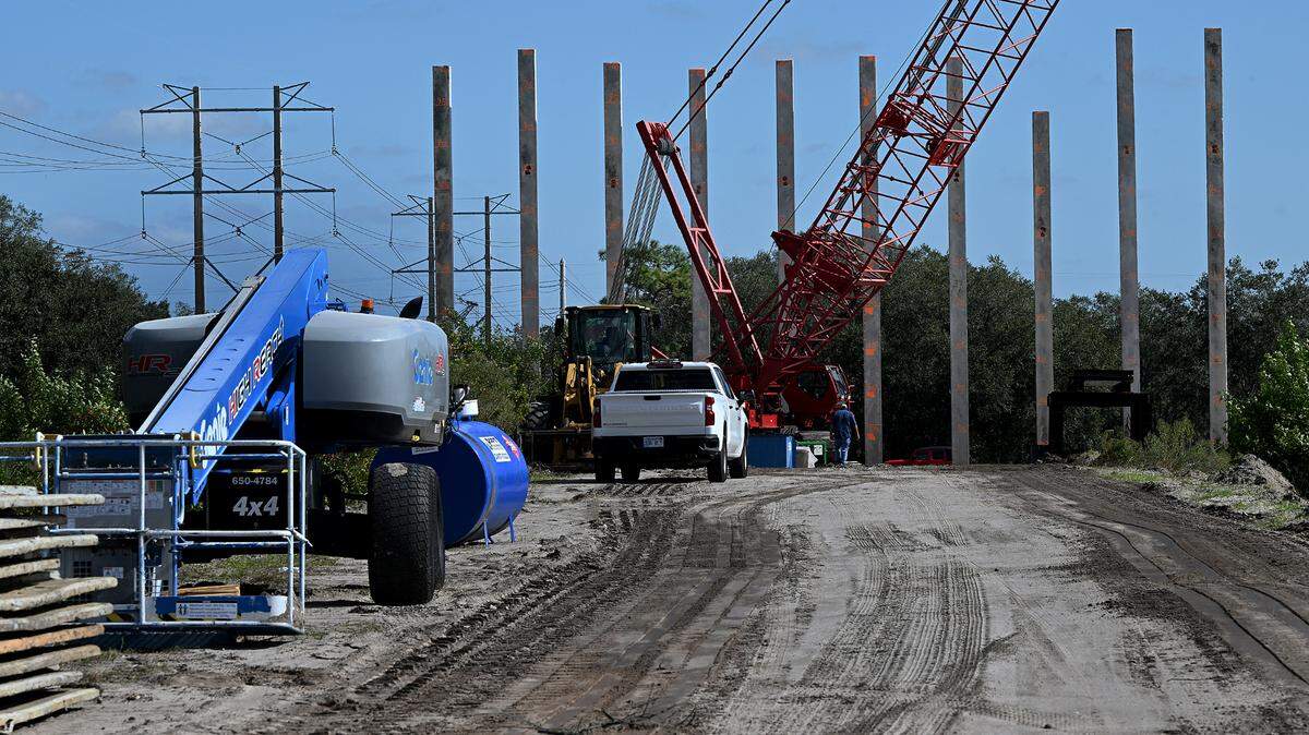 Drivers will see overnight detours on Interstate 75 as construction crews work on Manatee County’s 44th Avenue bridge over the highway.