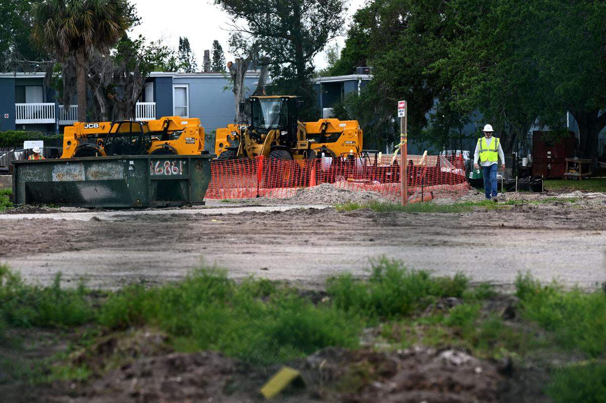 Construction equipment and piles of dirt can be seen from US 301 at the City of Bradenton’s Water Reclamation Facility on March 26, 2024. Records say that a lack of staff and experience at the City of Bradenton’s wastewater treatment plant has led to numerous sewage spills in recent months, including a 1.2. million-gallon spill in February that polluted the Manatee River.