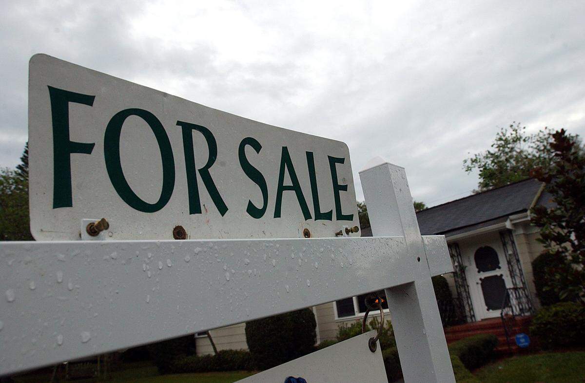 The median sales price for homes in Manatee County has consistently  been above the $300,000 mark in Manatee County during the past year. The median price fell below $300,000 only four times in the past 19 months.
