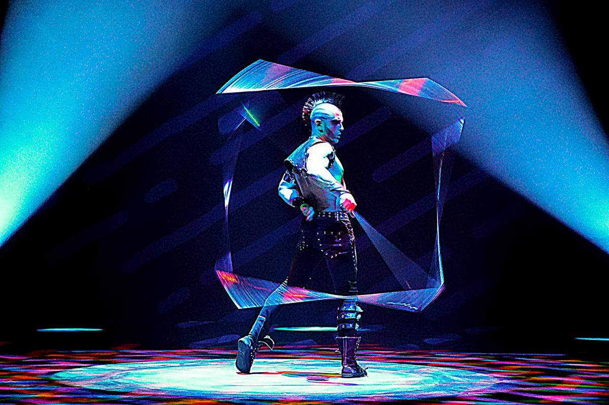 Denis Ignatov presents the art form of cubique, which features incredible live shape manipulation.