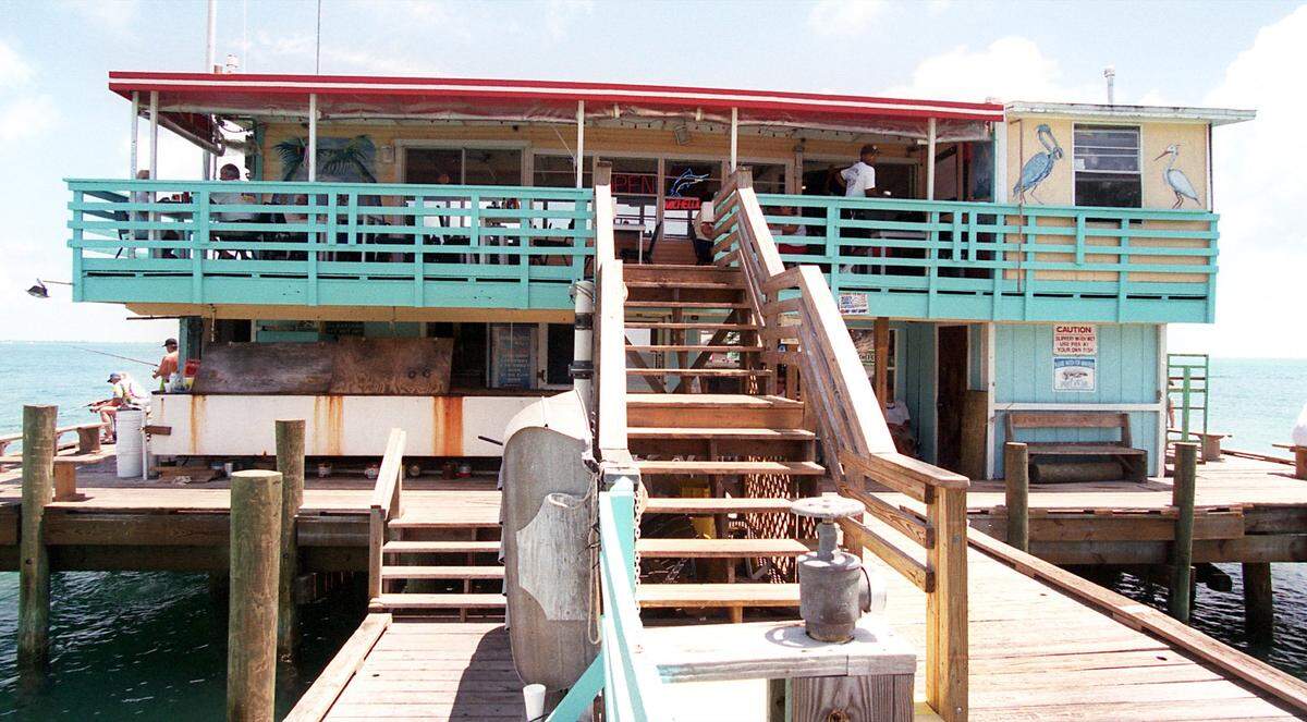 The Rod and Reel Pier in May 2000.