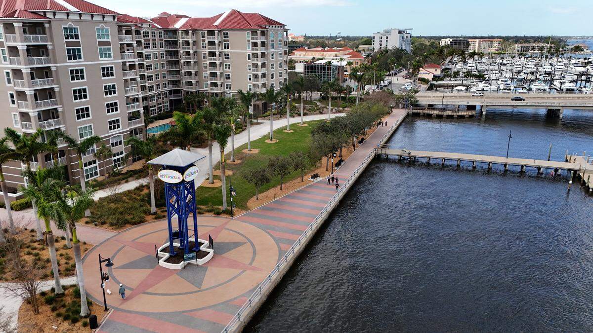 Bradenton Riverwalk looking west on Feb 18, 2025.