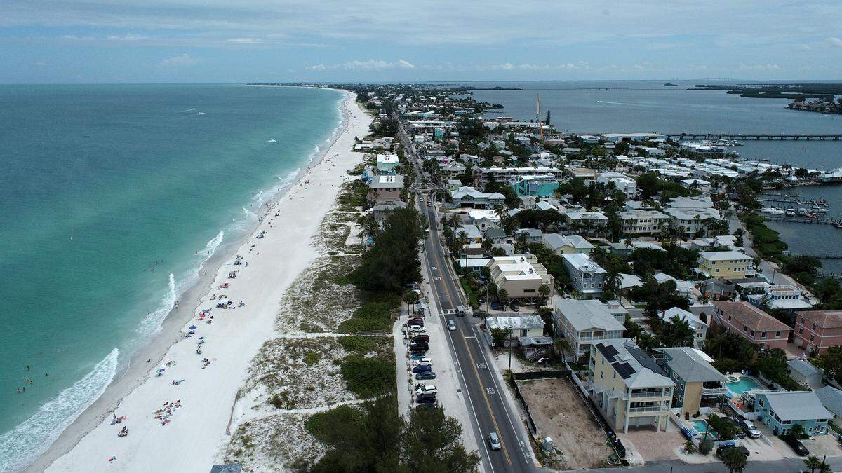 High levels of bacteria are affecting four Manatee County beaches, prompting officials to ask swimmers to stay out of the water.