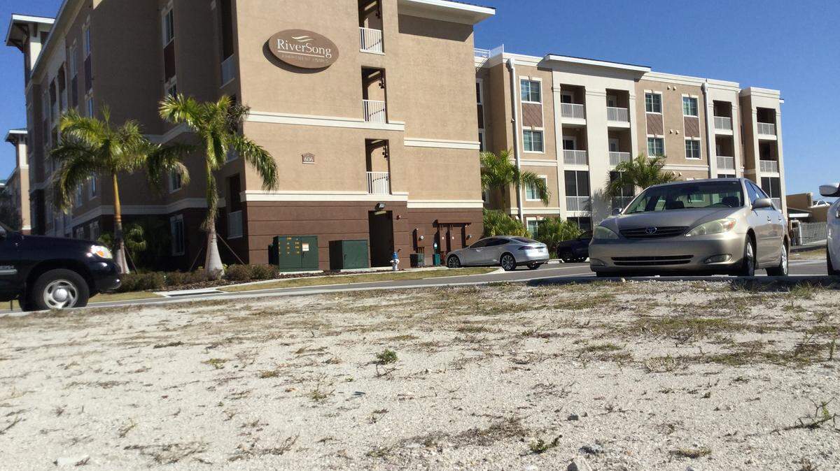 More than a year after a development agreement for the RiverSong Apartments required a restaurant to be built on this parcel of land, the lot remains empty. MARK YOUNG/Bradenton Herald