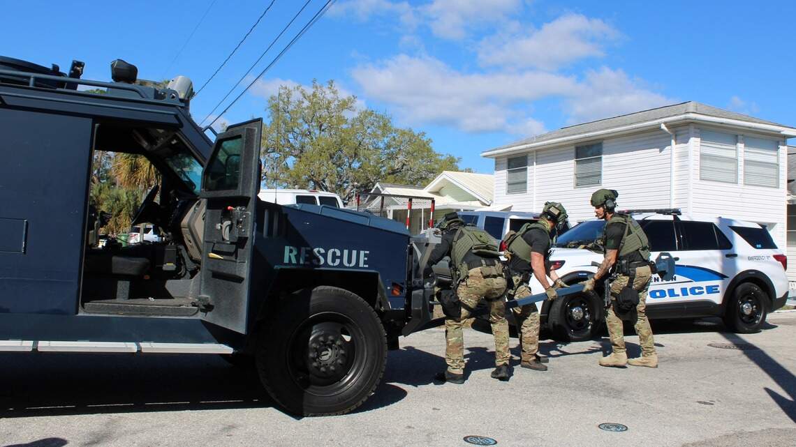 Bradenton FL police arrest man after hours-long standoff | Bradenton Herald