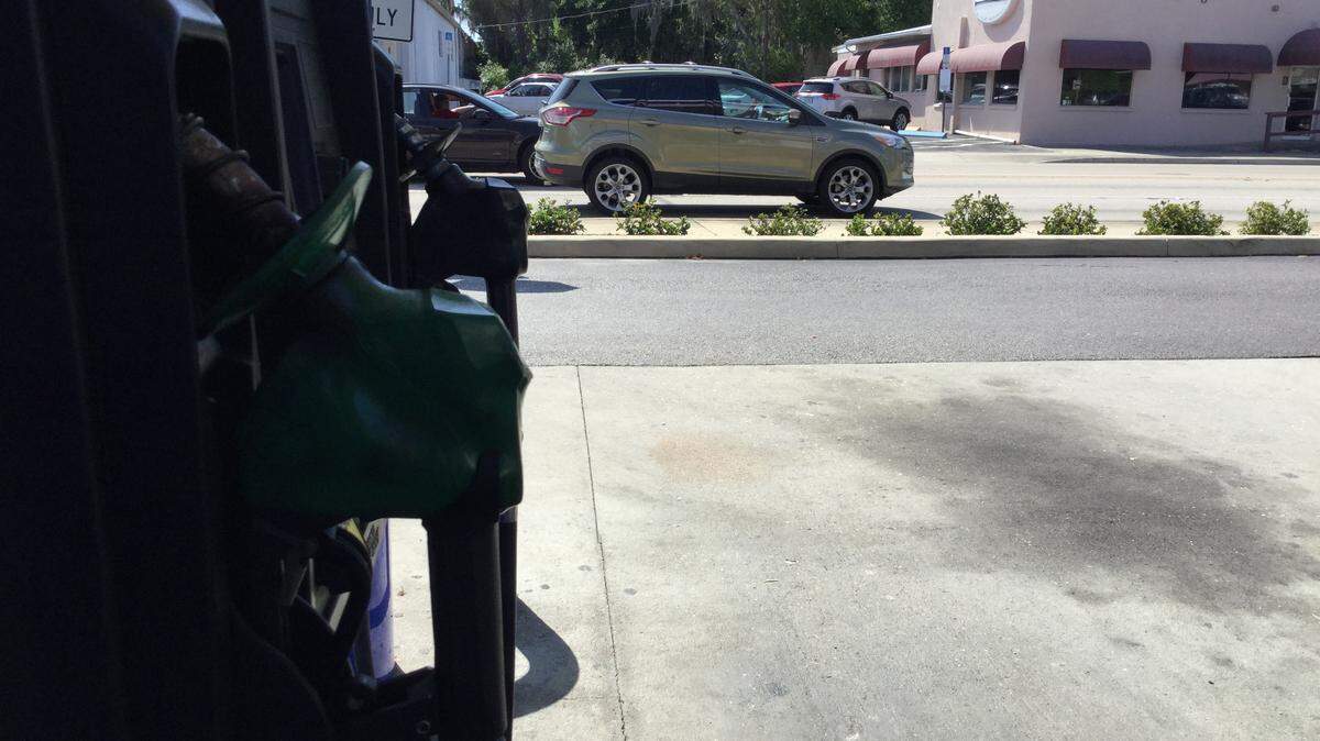 Palmetto officials look to halt service station and auto repair businesses in the downtown core, calling it contrary to the downtown design plan that promotes a more pedestrian friendly core. Commissioners will seek a yearlong moratorium at an April 18 public hearing. MARK YOUNG/Bradenton Herald