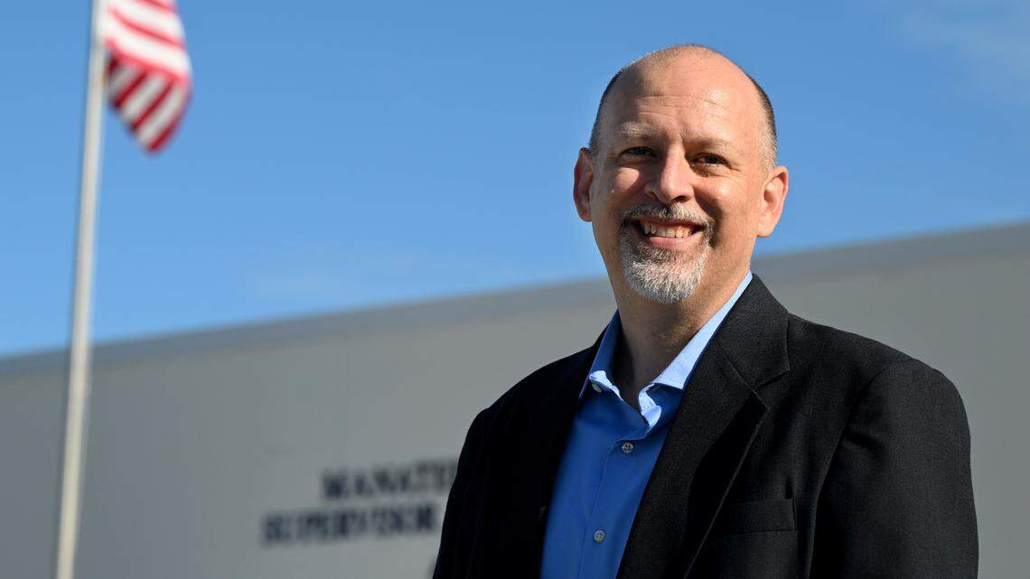 Scott Farrington, an election official in Manatee and Sarasota Counties for 21 years, is running for the office of Supervisor of Elections in Manatee.