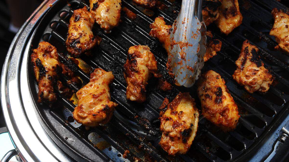 Chipotle chicken wings at a USC tailgate party. (Wally Skalij/Los Angeles Times/TNS)