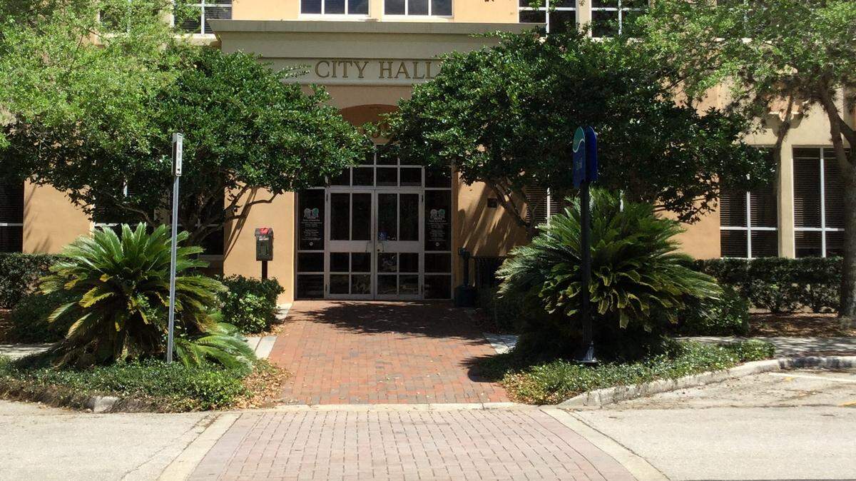 Bradenton officials renew a push to get city hall officially up for sale in order to make way for more private downtown development. MARK YOUNG/Bradenton Herald