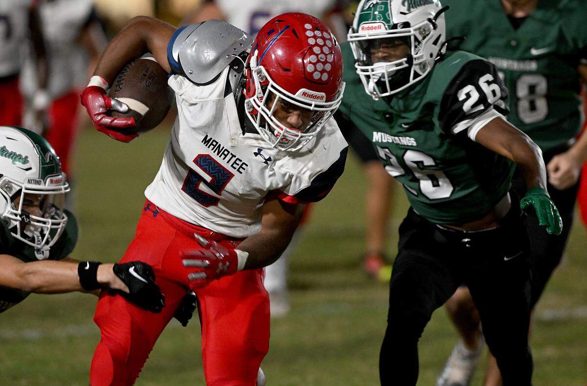 Manatee High’s Cory Sanders runs the ball at Lakewood Ranch stadium on Friday, Sept. 29, 2023.