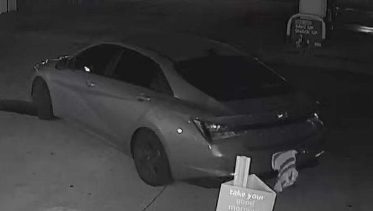 Bradenton Police screen captured the Shell store’s security footage.