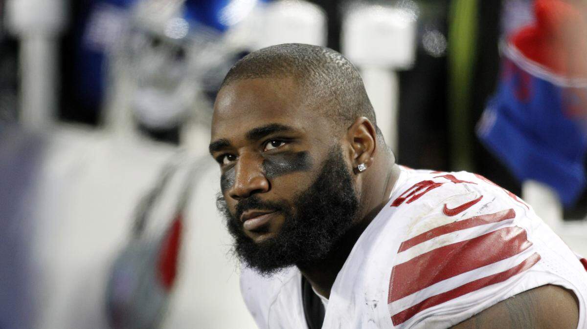 Defensive end Robert Ayers, shown last season, is joining the Tampa Bay Buccaneers.ASSOCIATED PRESS FILE PHOTO
