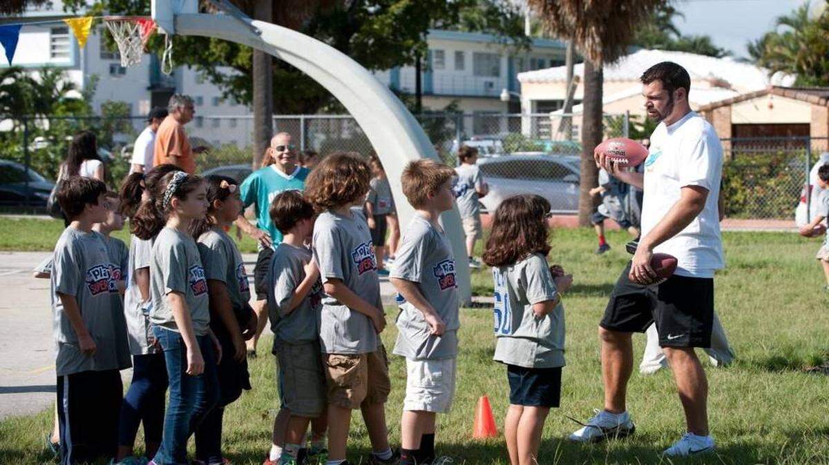 Brandon Fields, then a punter with the Miami Dolphins, runs drills with students at North Beach Elementary School during a celebration of the school's winning of the National Football League Play 60 Super School contest, Jan. 14, 2014, in Miami Beach. DANIEL BOCK Miami Herald file photo.