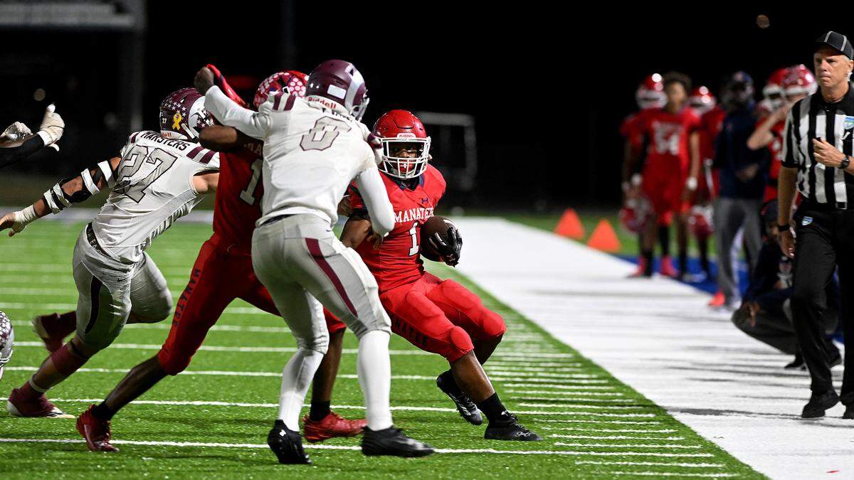 KeiShawn Smith runs the ball against Sarasota Riverview at Joe Kinnan Field at Hawkins Stadium on Friday, Nov. 17, 2023.