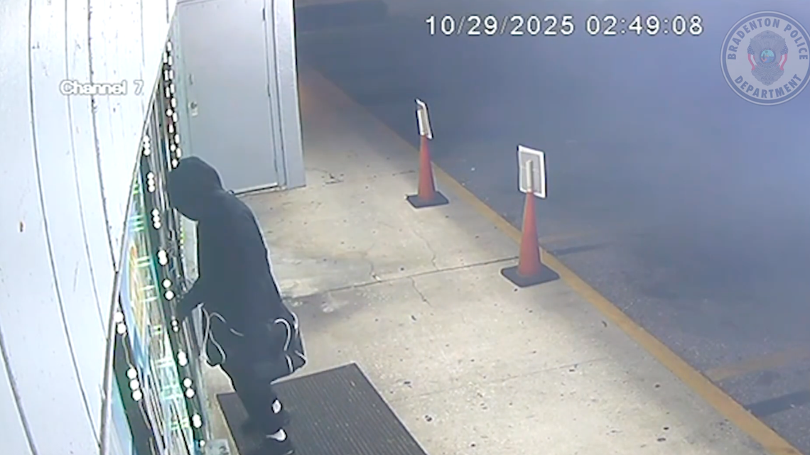 Video shows smoke shop burglary in Bradenton, police say