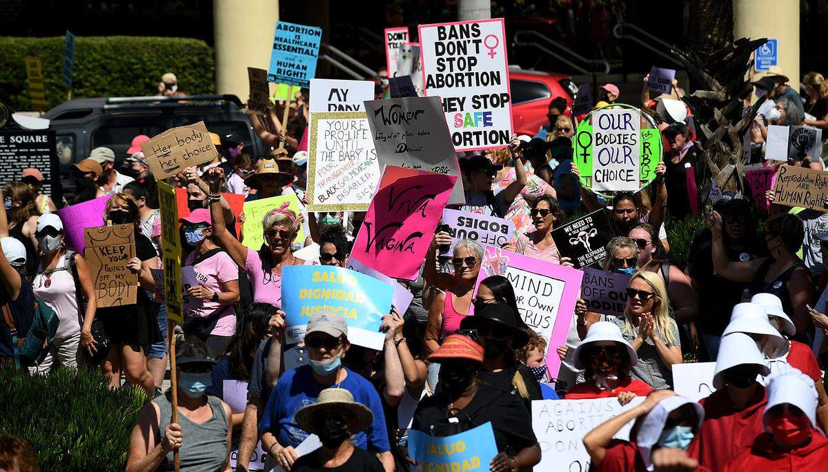 10/02/21—Pro-choice advocates made a stop at the courthouse for speeches as they marched through the streets of downtown Bradenton Saturday, joining hundreds of other Women’s March demonstrators across the country in support of reproductive rights. The march was organized by Women’s Voices of Southwest Florida.