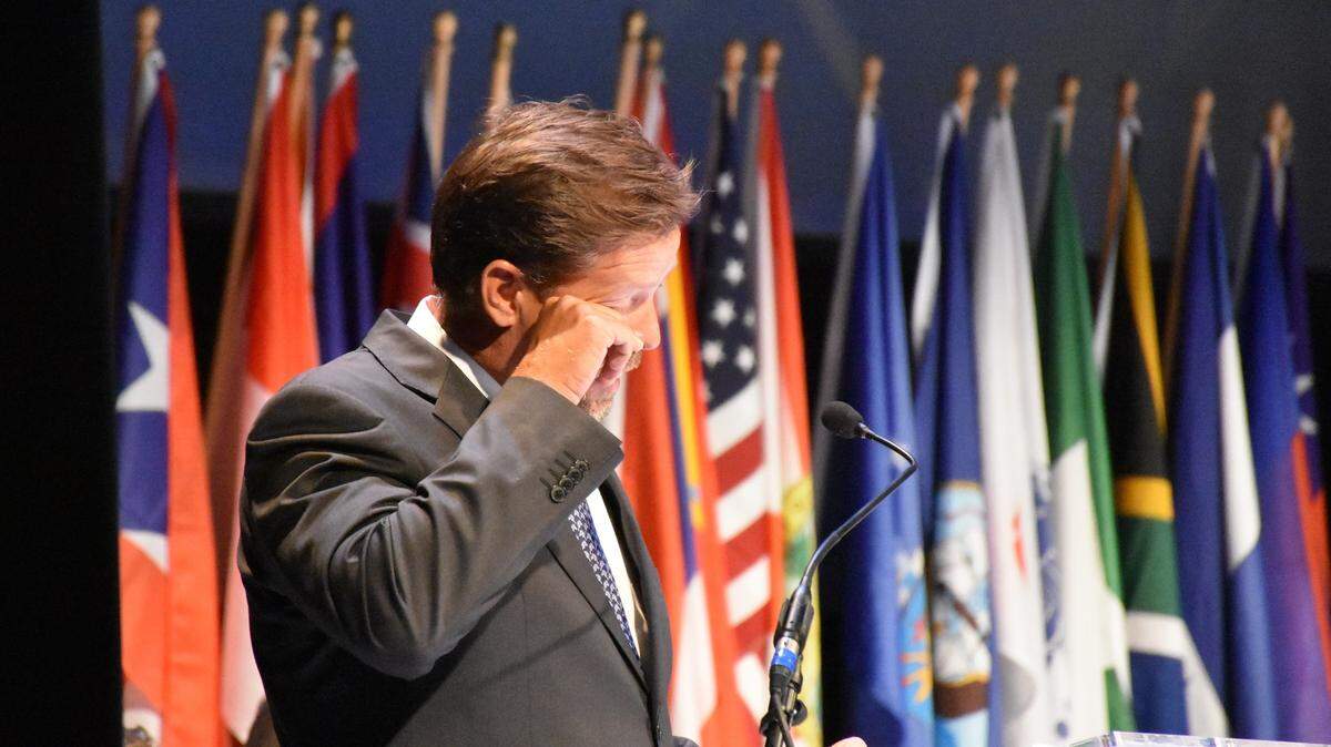 Kevin Collins, an IMG Academy golf coach, fights back tears as he introduces his son Kieren Collins as the Class of 2019 valedictorian.