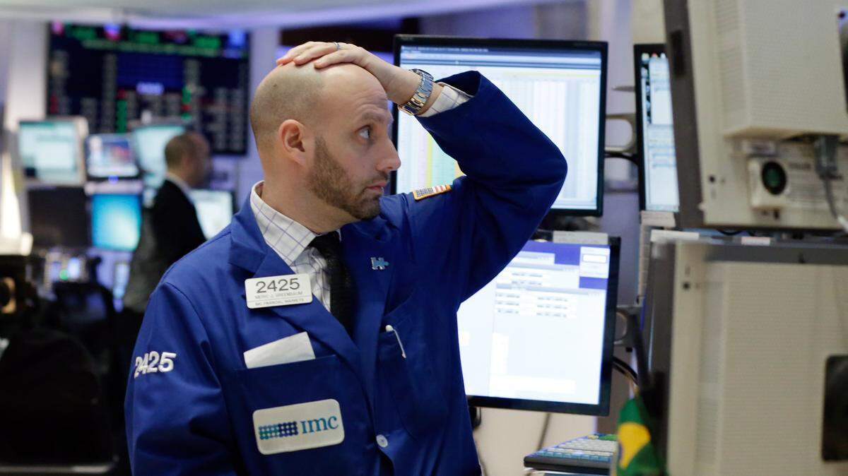 Specialist Meric Greenbaum works on the floor of the New York Stock Exchange, Monday, Jan. 4, 2016. U.S. stocks are opening 2016 on a grim note, dropping sharply after a plunge in China and declines in Europe. (AP Photo/Richard Drew)