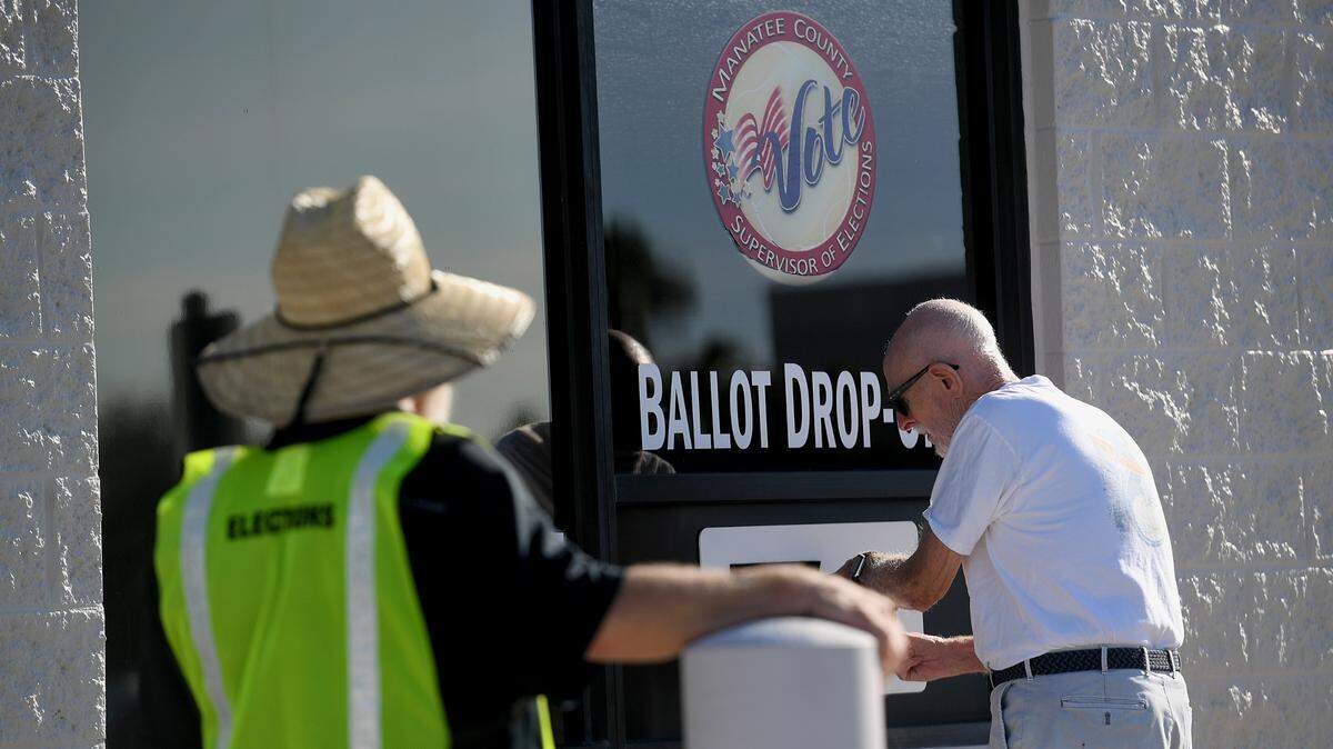 An election worker thanks a resident for voting at the Supervisor of Elections Office on the morning of the Florida primaries in Bradenton.