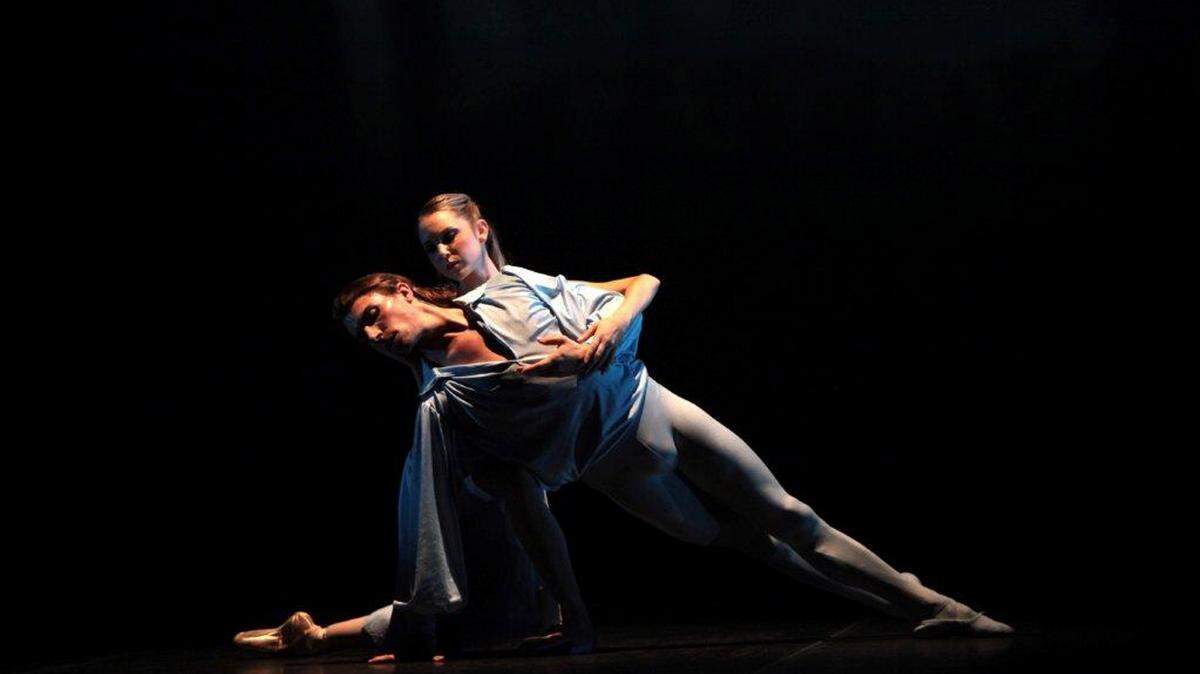 Sarasota Ballet dancers Christine Peixoto and Ricki Bertoni in Jamie Carters "A Deux Mains." 
 FRANK ATURA/publicity photo