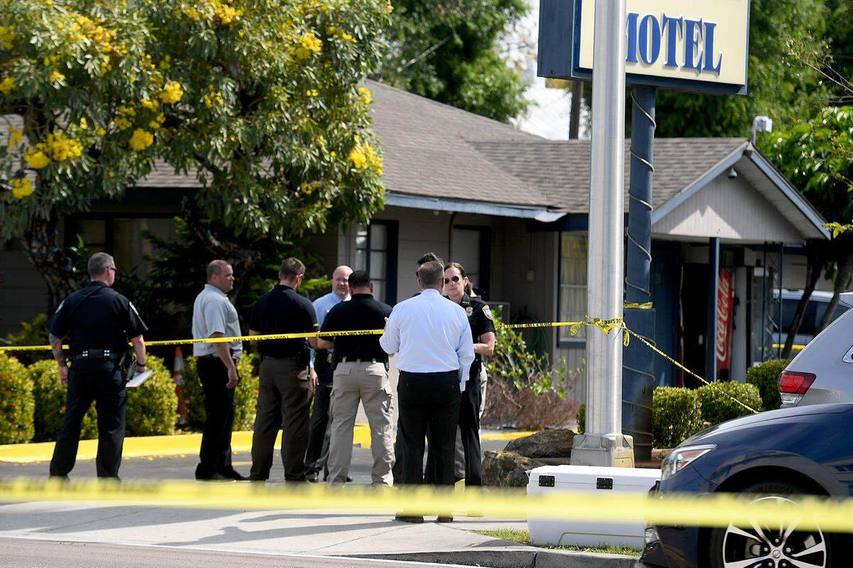 03/25/21--Bradenton Police investigate the scene after shooting a suspect at the Blue Boy Motel in Bradenton.