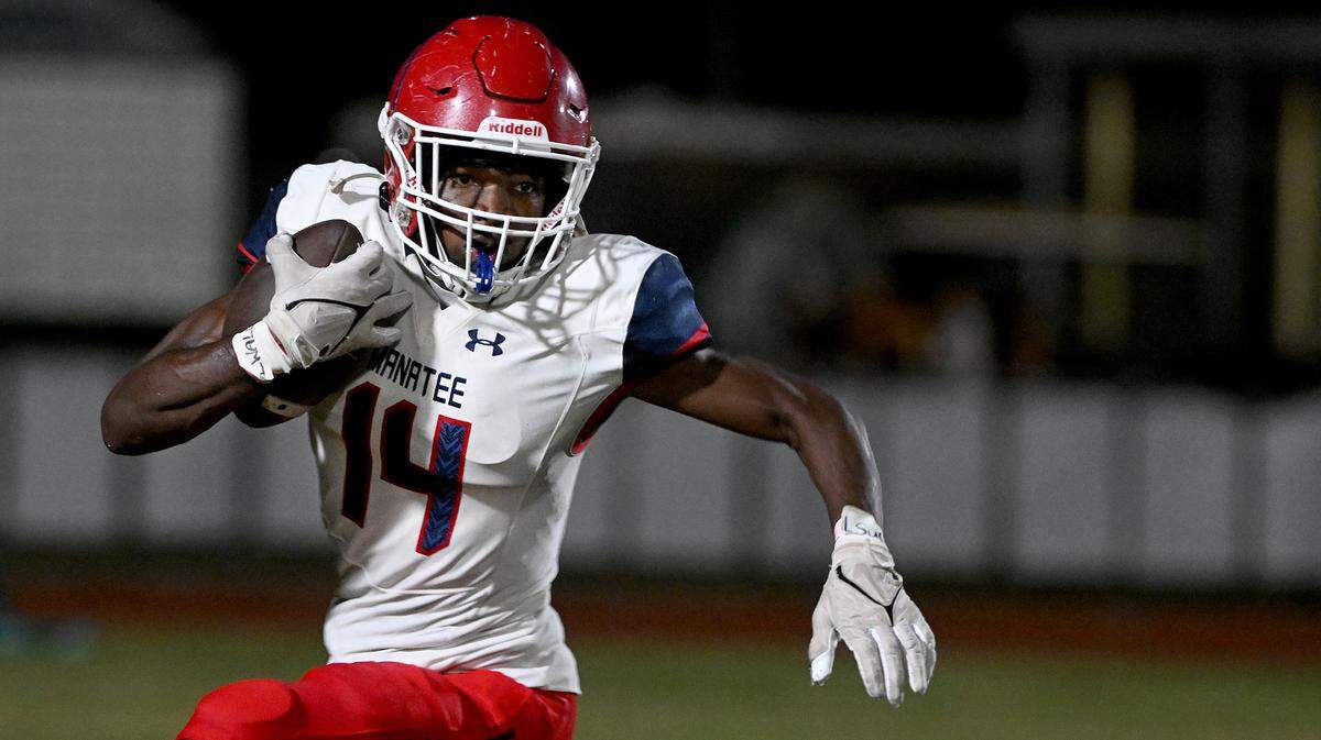Manatee High’s Farrakhan Shannon runs the ball at Lakewood Ranch stadium on Friday, Sept. 29, 2023.