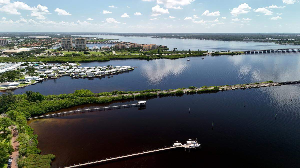 Looking toward the West from Palmetto up the Manatee River.