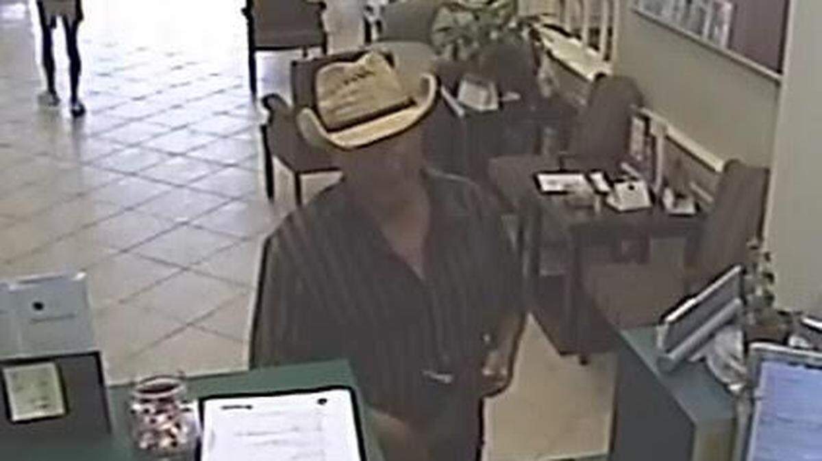 Sarasota County detectives are trying to find a man who witnesses say pulled out a handgun and demanded cash from a BB&T clerk before taking off on Wednesday afternoon.