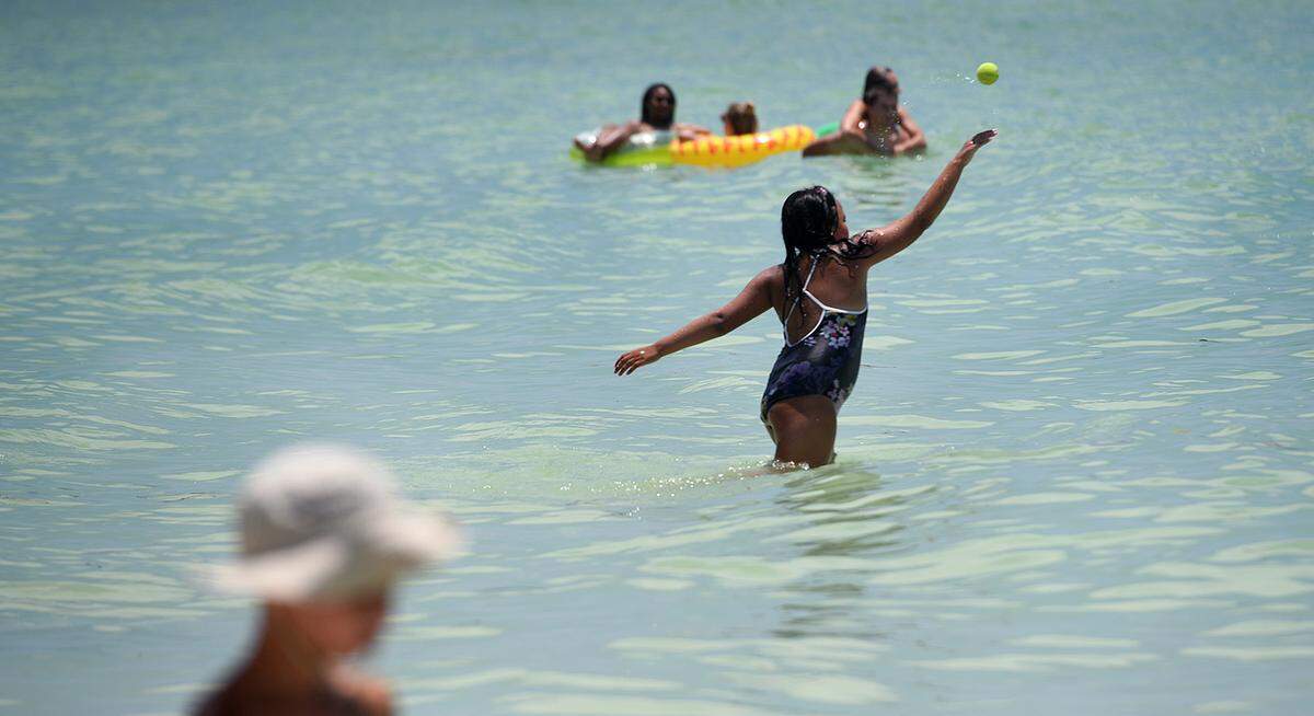 07/21/21—As a red tide bloom impacts Anna Maria Island, Manatee County Government staff are monitoring by air, land and sea. Local impacts from the bloom have been mild so far but could get worse.