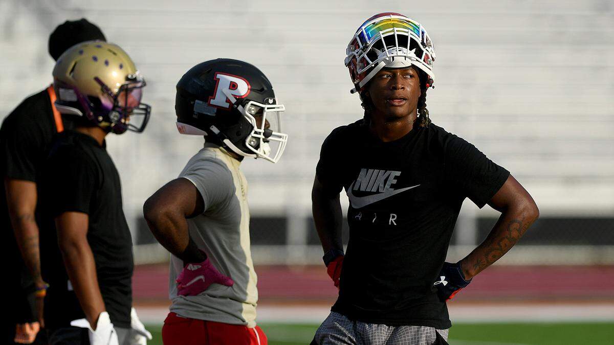 12/28/21—Palmetto’s Clive Benson and Braden River’s Bryan Kearse at practice for the Florida Suncoast Senior Showcase, which gives high school football players a chance for scouts to see their abilities before signing day.
