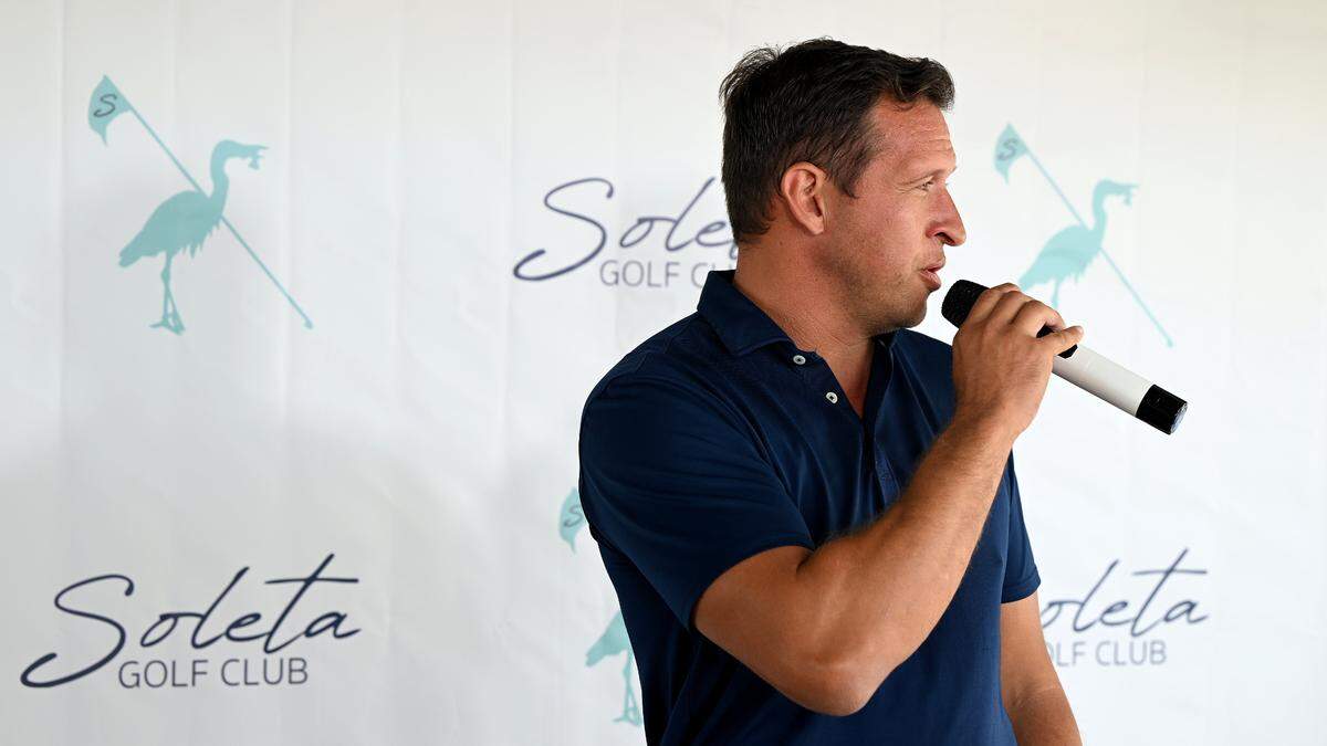 David Turner, one of the developers of the Soleta Golf Club in Myakka City speaks to a group of media and guests.