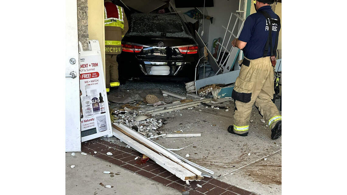 Driver crashes through Bradenton business on Cortez Road, police say