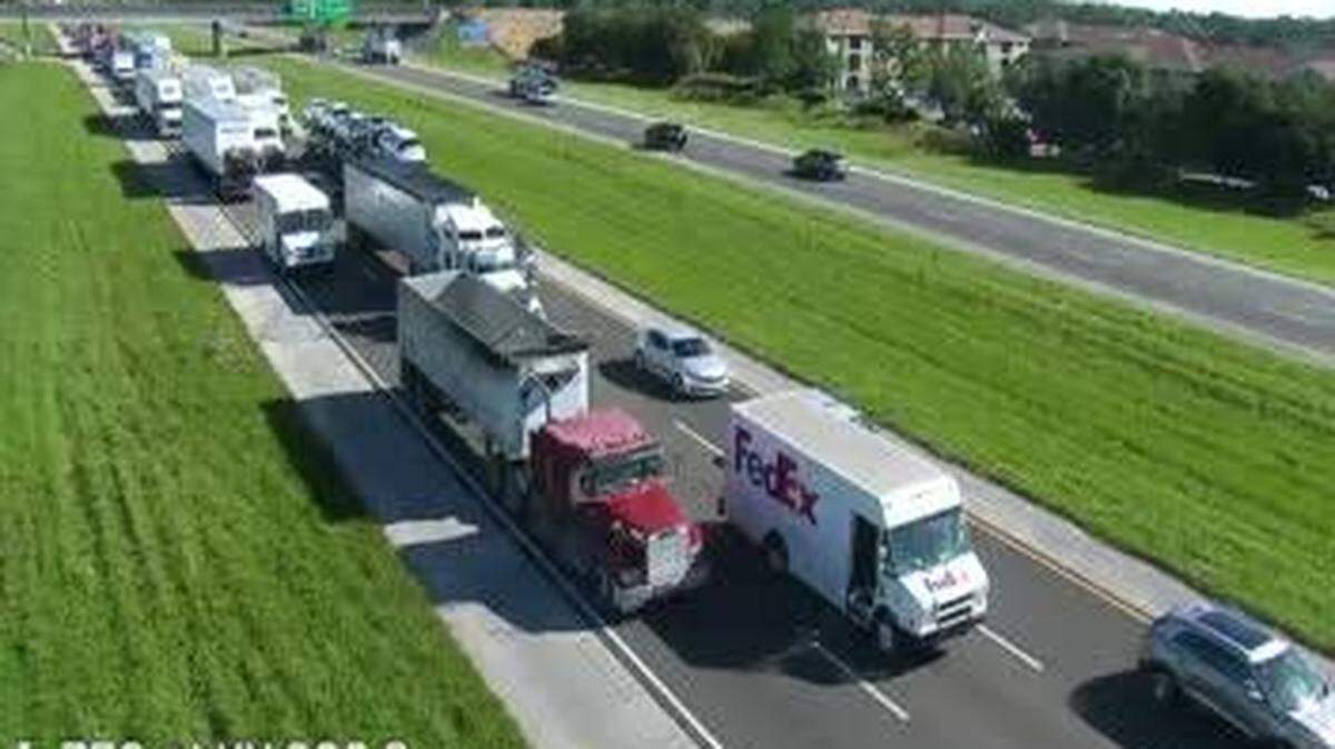 A crash on southbound Interstate 75 in Manatee County has backed up traffic Thursday morning.