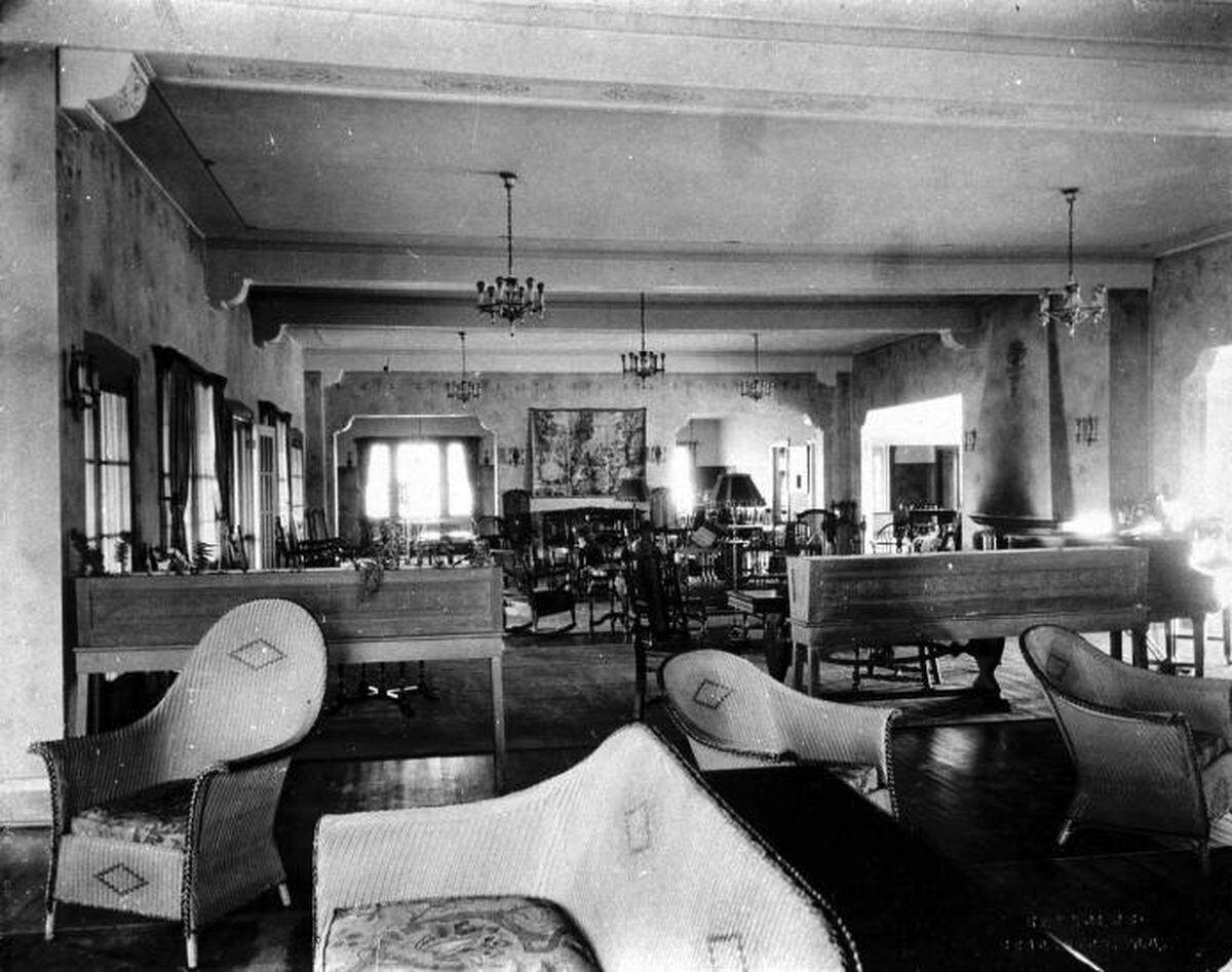 The interior of the Bradenton Country Club during its founding year of 1924.