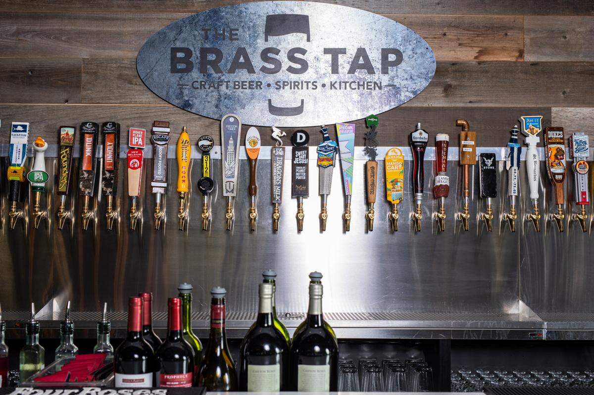 The Brass Tap announced this week that Tim Dean and Kimberly Button have signed a five-year agreement to open franchises in&nbsp;Lakewood Ranch, Parrish, Ruskin, Sarasota and Wimauma.
