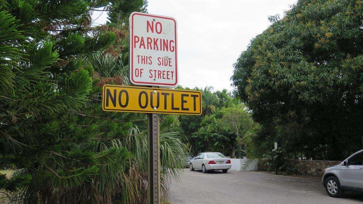 A look at Aqua Lane in the city of Holmes Beach, one of the streets that would have been affected by a parking-by-permit trial program.  AMARIS CASTILLO/Bradenton Herald file