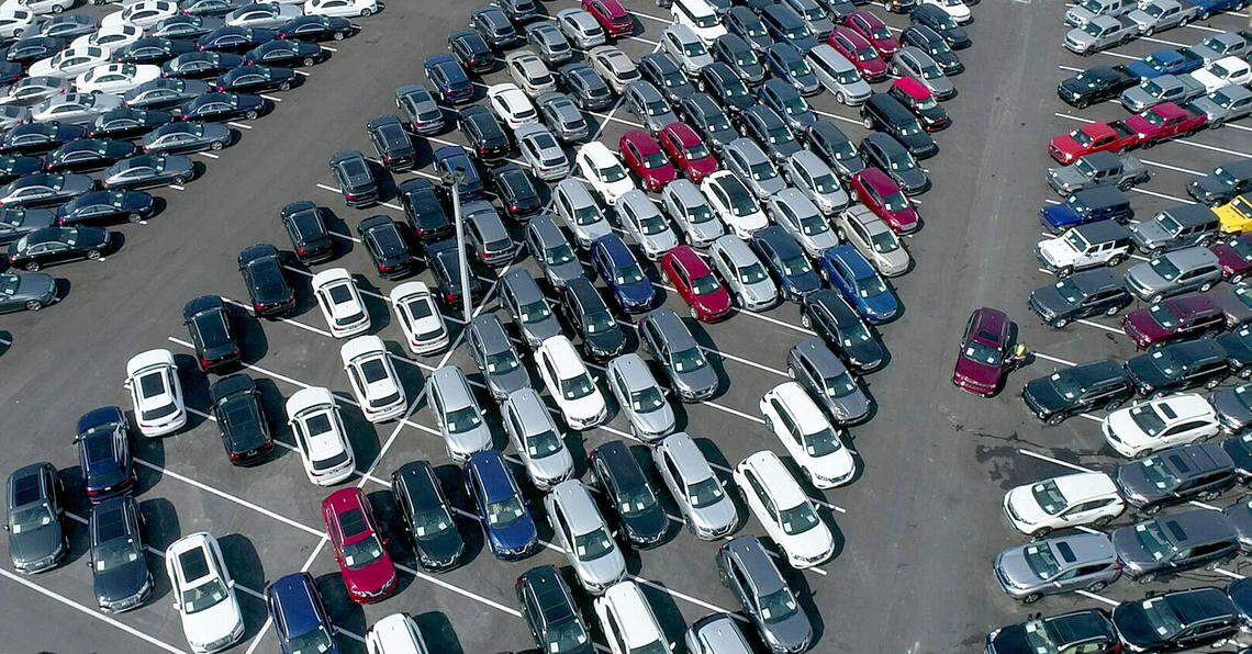 Off Lease Only has shut down its operations in Bradenton and four south Florida locations, laying off 466 workers throughout the state. The Bradenton car dealership at 3230 14th St. W. is shown in this Bradenton Herald file photo.