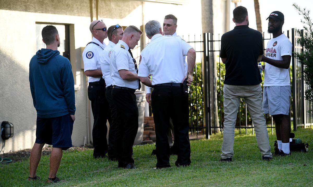 11/09/21—A small airplane made an emergency landing in shallow waters in south Bradenton on Tuesday afternoon, according to Manatee County Emergency Communications Center. Emergency personnel worked at the scene of the crash, pilot is man on right wearing shorts.