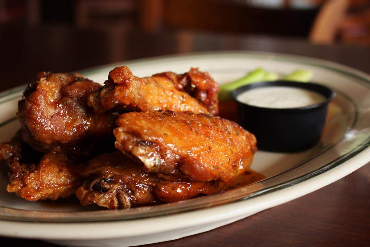 Whether you’re a fan of boneless or traditional wings, mild or spicy sauces, or blue cheese or ranch for dipping, there’s a wing joint for you in Manatee County.