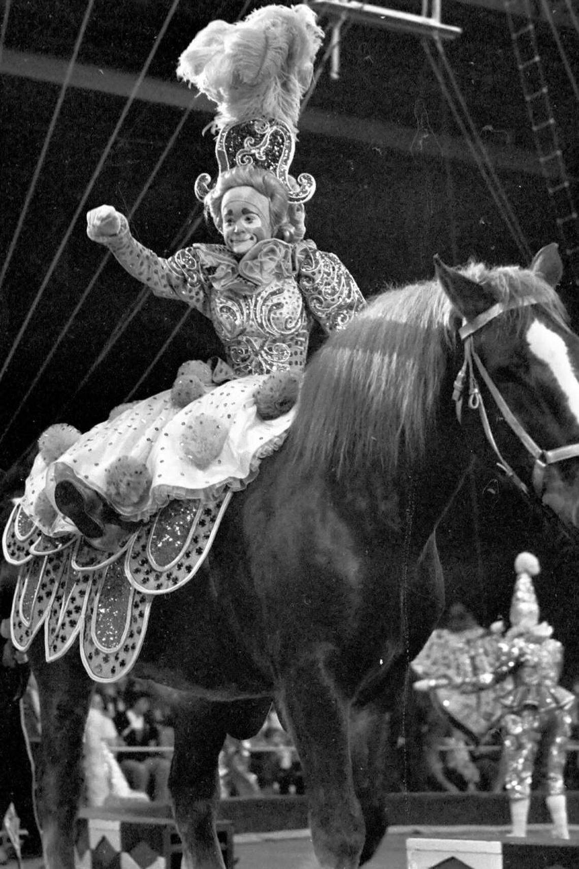 A person performs an equestrian act in 1979