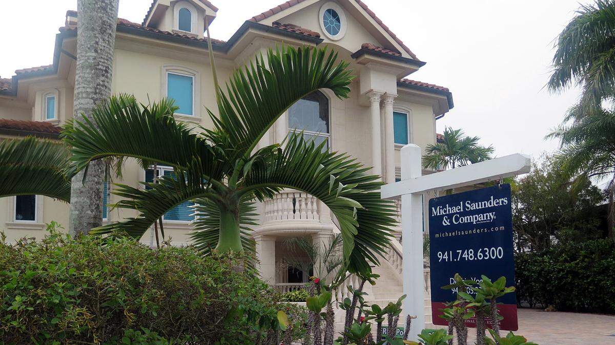 Sales of existing homes priced at $1 million or more increased by 15 percent in Manatee and Sarasota counties in 2015 versus the year before. Many more homes in that price range, such as this $2.99 million home at 3327 7th Street Circle W. in Palmetto, remain on the market as real estate agents wait for even more inventory to go up for sale. MATT M. JOHNSON/Bradenton Herald